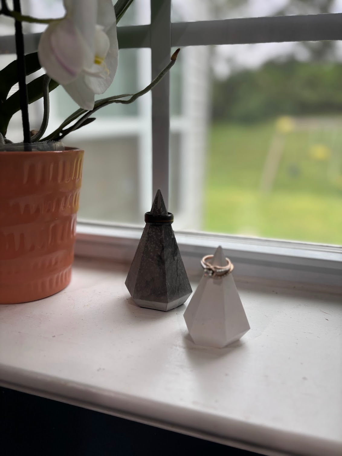 Geometric Ring Holder – Modern Eco Resin Jewelry Stand