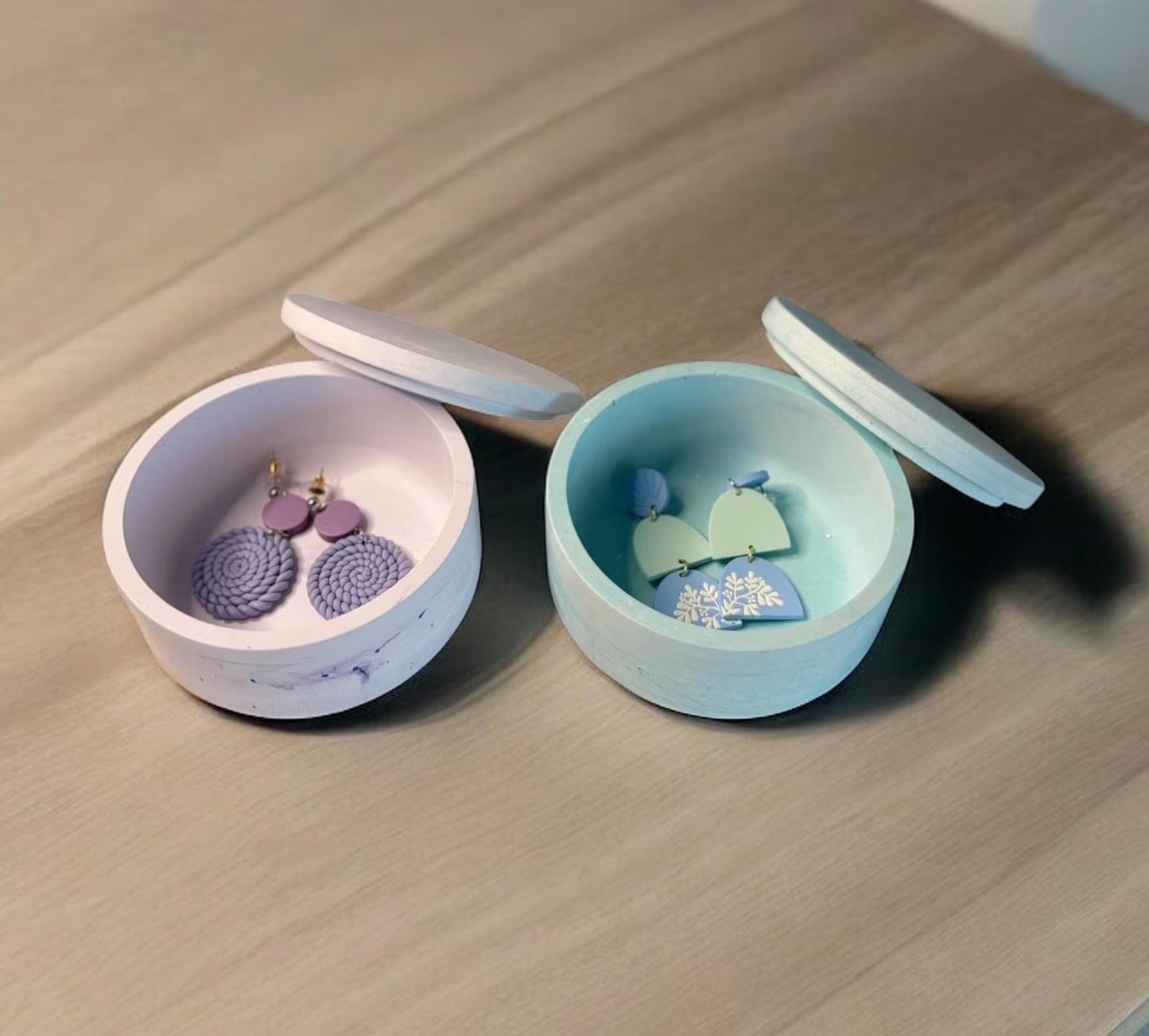 Handmade Eco-Resin Trinket Box – Round Jewelry Storage with Lid